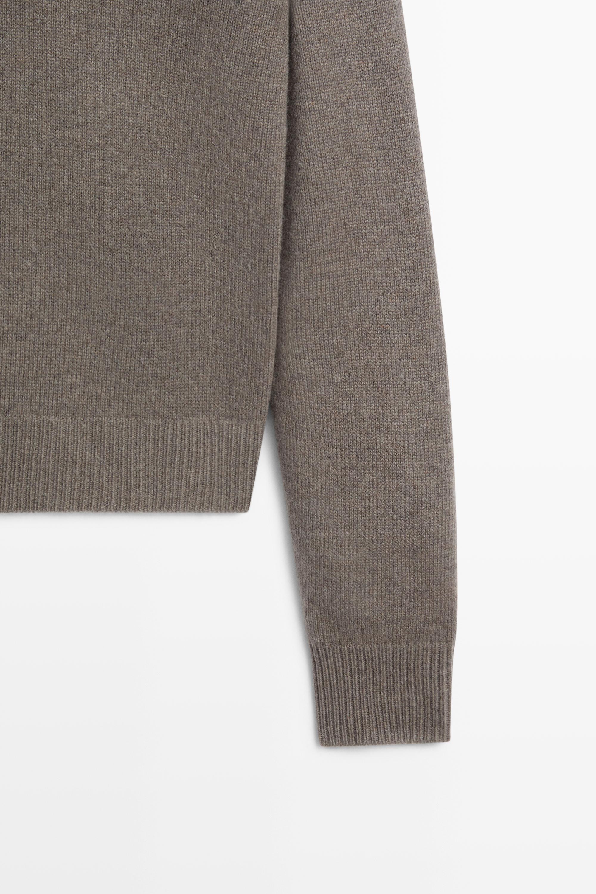 100% wool V-neck knit sweater