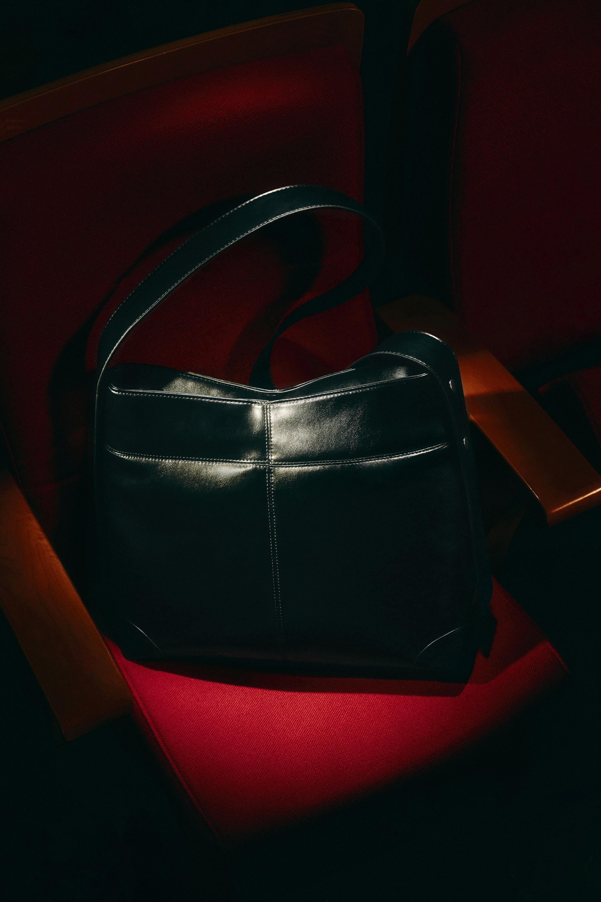 ステッチディテール付きトートバッグ - ブラック | ZARA Japan / 日本