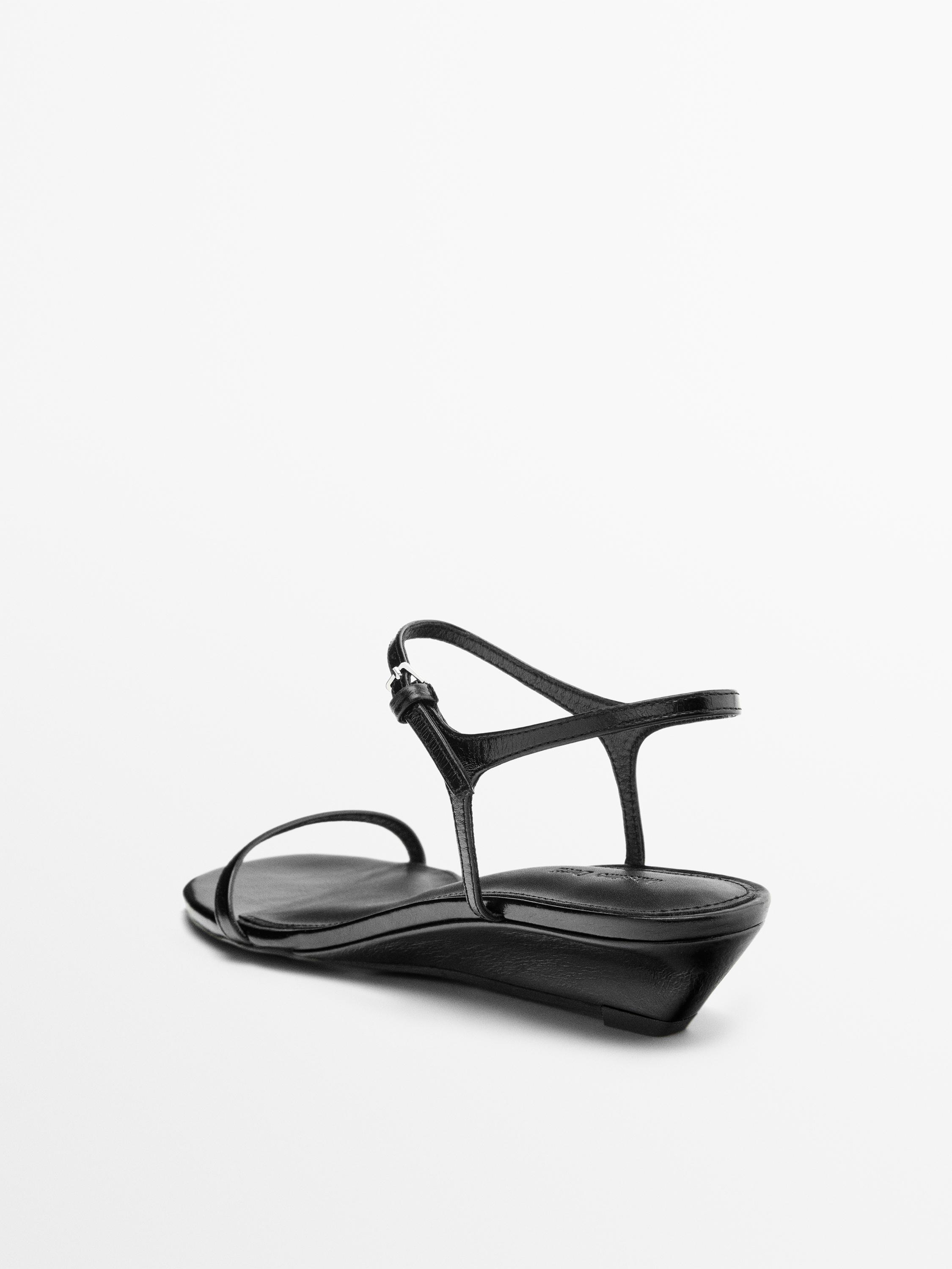 Sandale en cuir à brides compensées