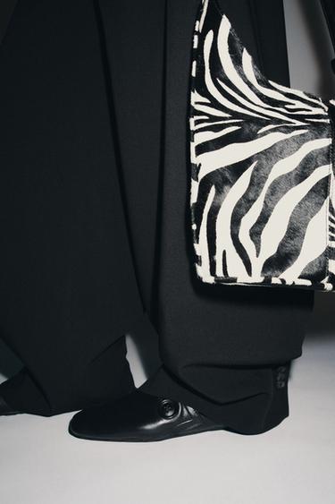 MINI SAC SEAU SOUPLE EN CUIR ASYMÉTRIQUE - Zèbre de Zara