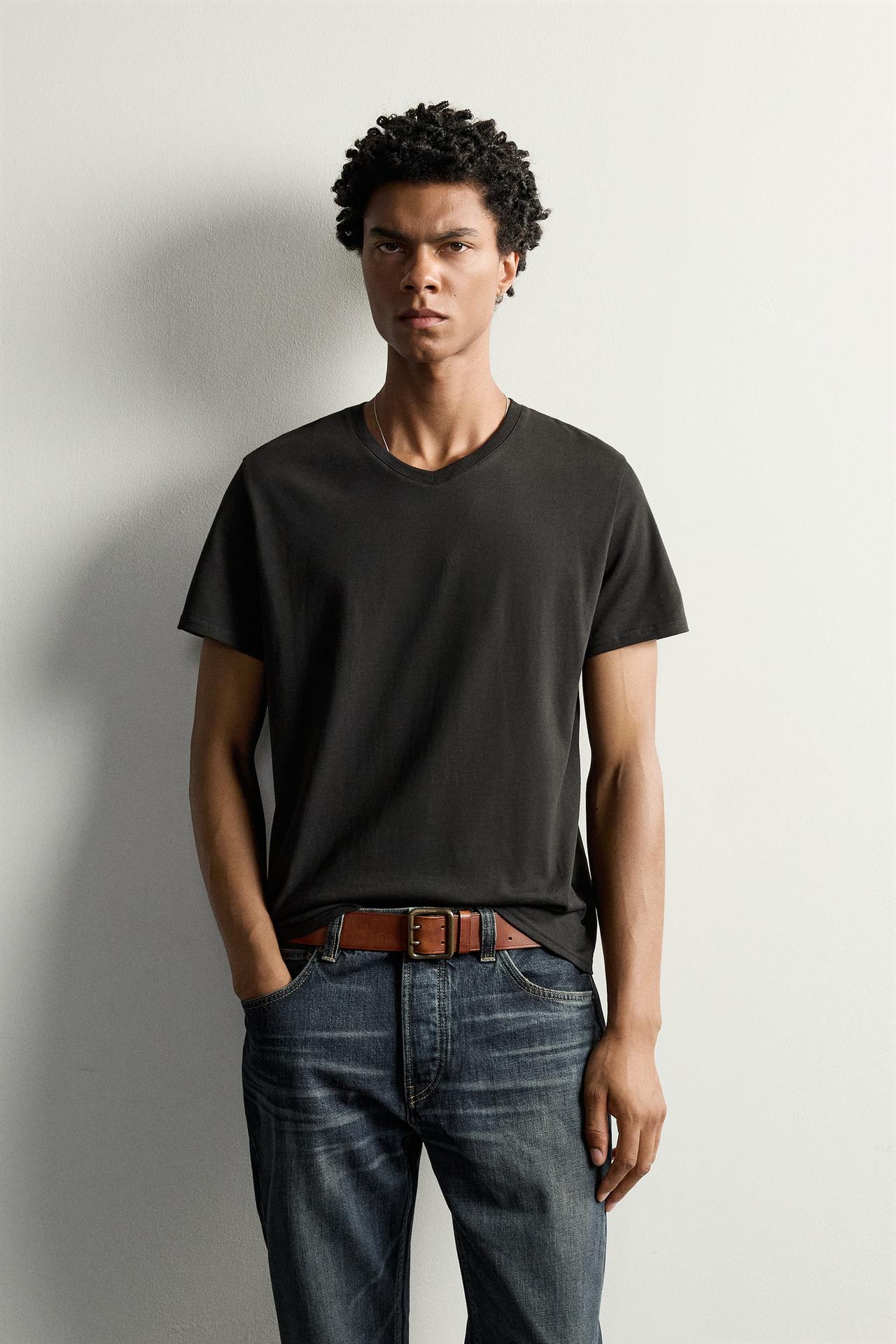 SLIM FIT V-NECK T-SHIRT — Black