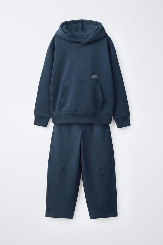 CONJUNTO SUDADERA CAPUCHA Y PANTALÓN INTERLOCK TEXTO - Azul de Zara - Imagen 0