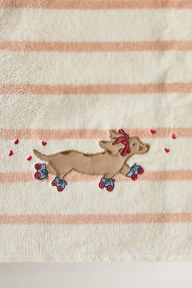 SERVIETTE DE BAIN ENFANT RAYURES CHIEN PATINEUR - Rose / Blanc de Zara - Image 4