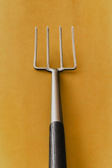 GARDEN PITCHFORK - Dark brown by Zara