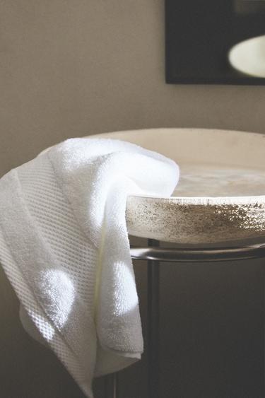 EXTRA SOFT BATH TOWEL (800 GXM²) - White by Zara