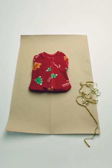 EINTEILIGER VELOURS-PYJAMA MIT BÄUMEN UND KEKSE - Rot von Zara