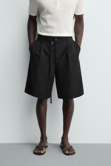 BERMUDA RELAXED FIT PLIEGUES CINTURÓN - Negro de Zara