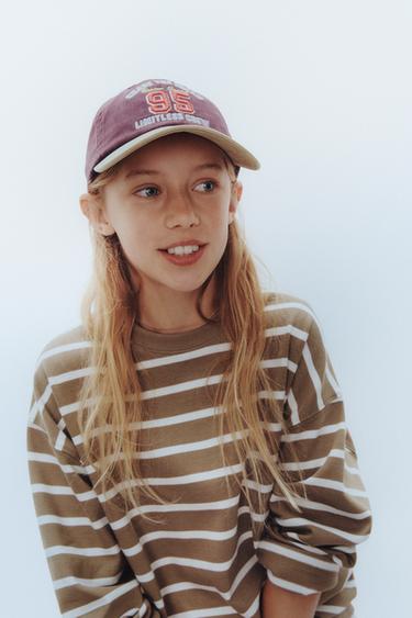 3-14 ЛЕТ/ КЕПКА С ЭФФЕКТОМ СТИРКИ И ВЫШИВКОЙ — ЦВЕТ БУРГУНДСКОГО ВИНА от Zara