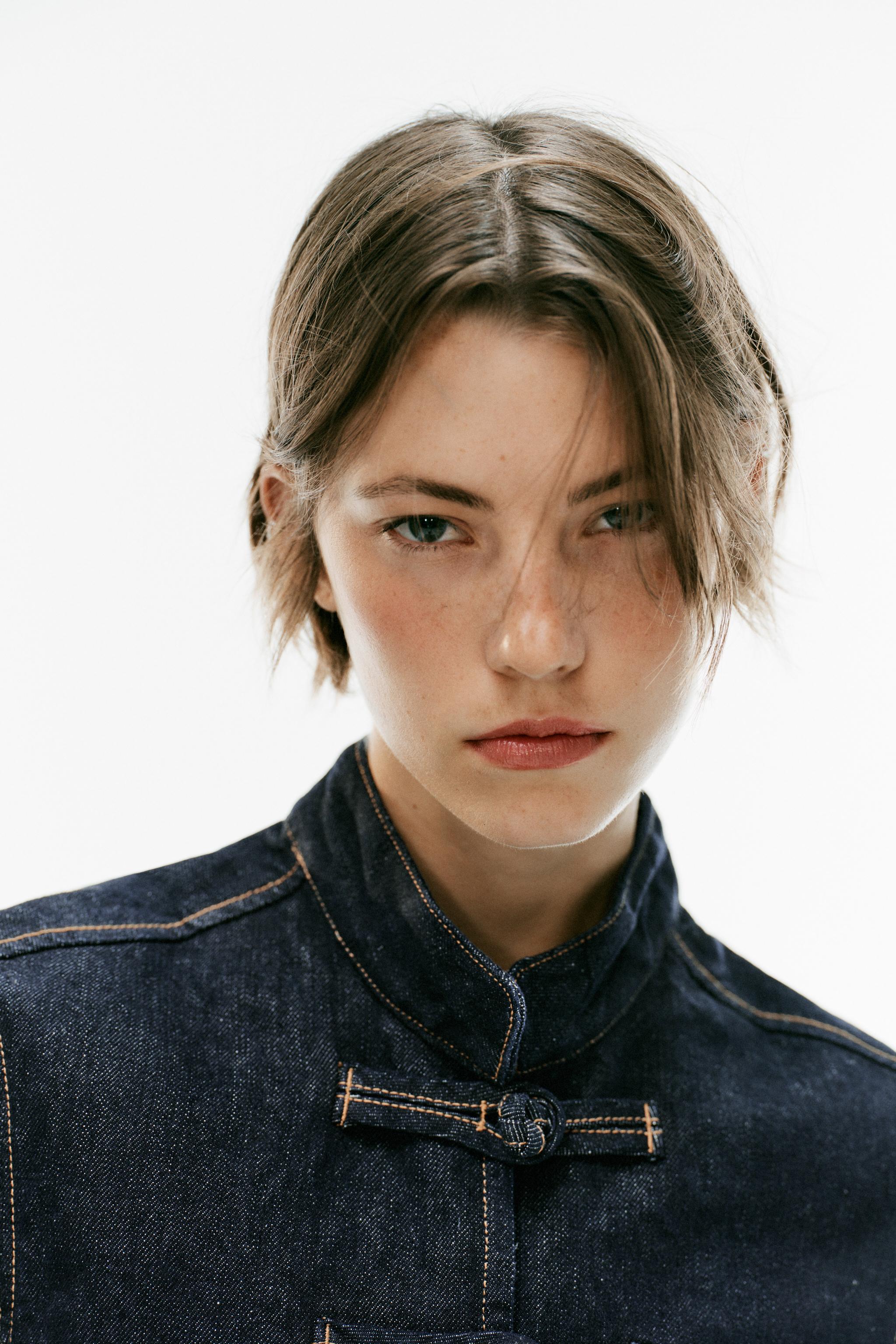 Женские куртки Zara TRF FITTED DENIM JACKET WITH FROG FASTENINGS — фото 5