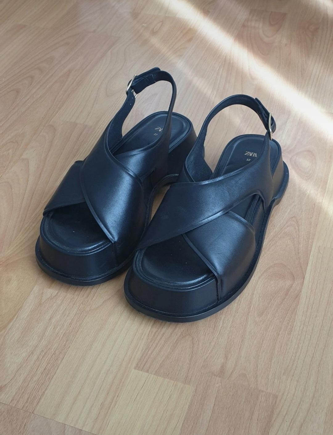 LEATHER SANDALS WITH CRISS-CROSS STRAPS
