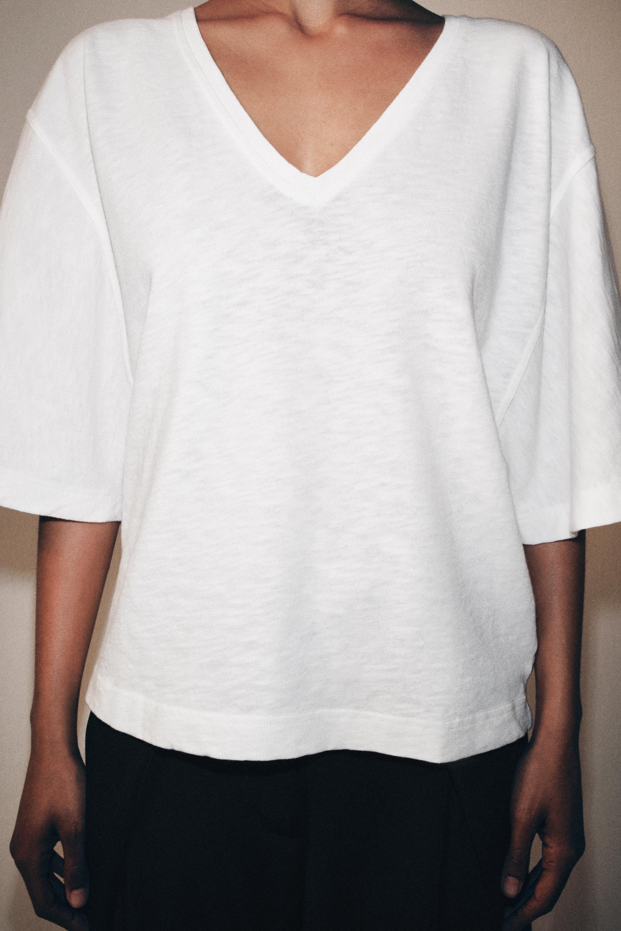 vネックTシャツ - ホワイト | ZARA Japan / 日本