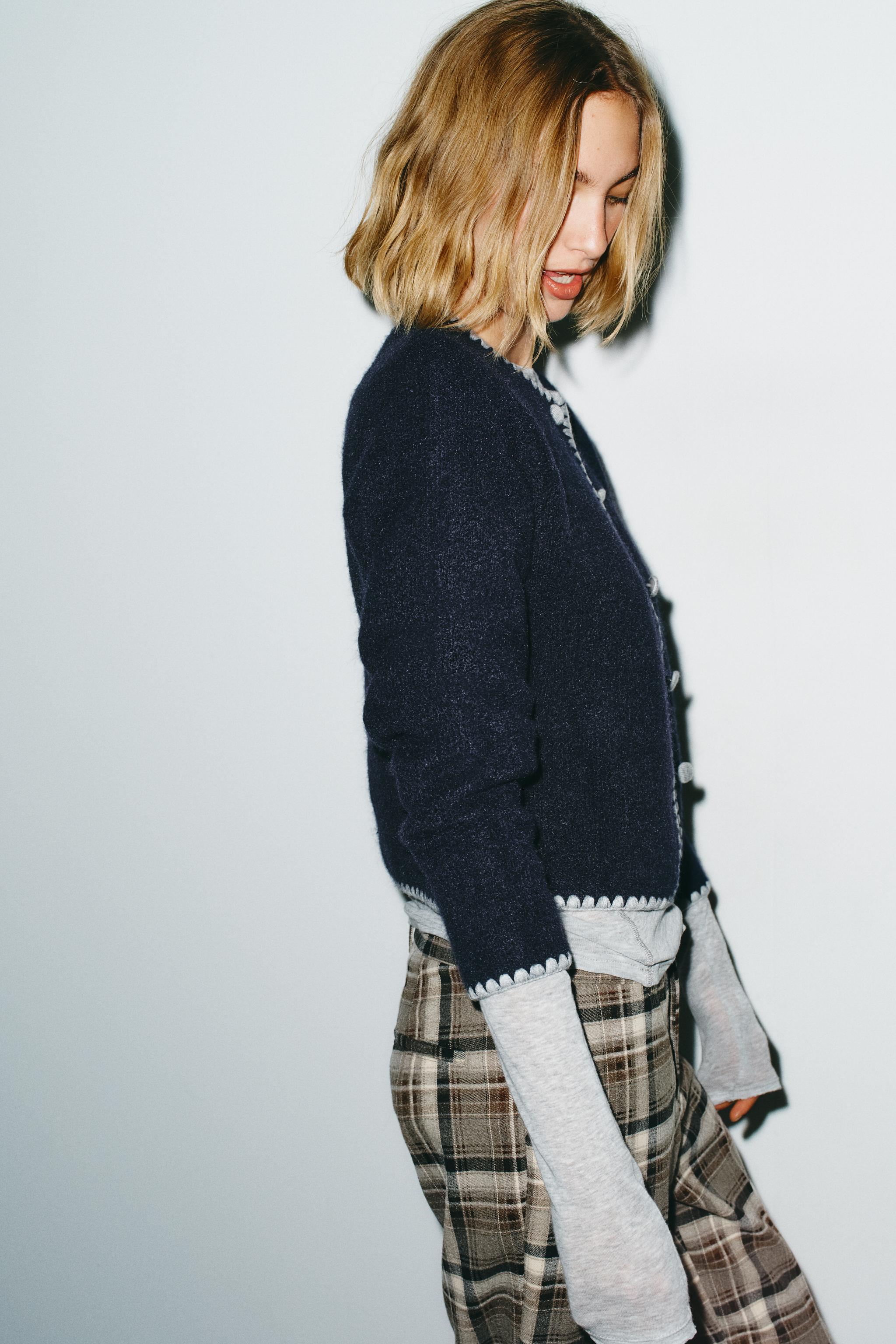 GILET EN MAILLE BRODERIES CONTRASTE