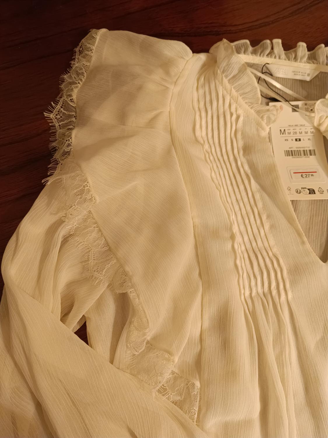 LACE RUFFLE BLOUSE