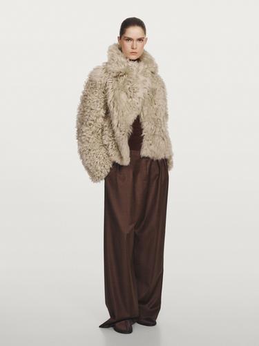 Abrigo corto piel con pelo - STUDIO - Crudo de Zara