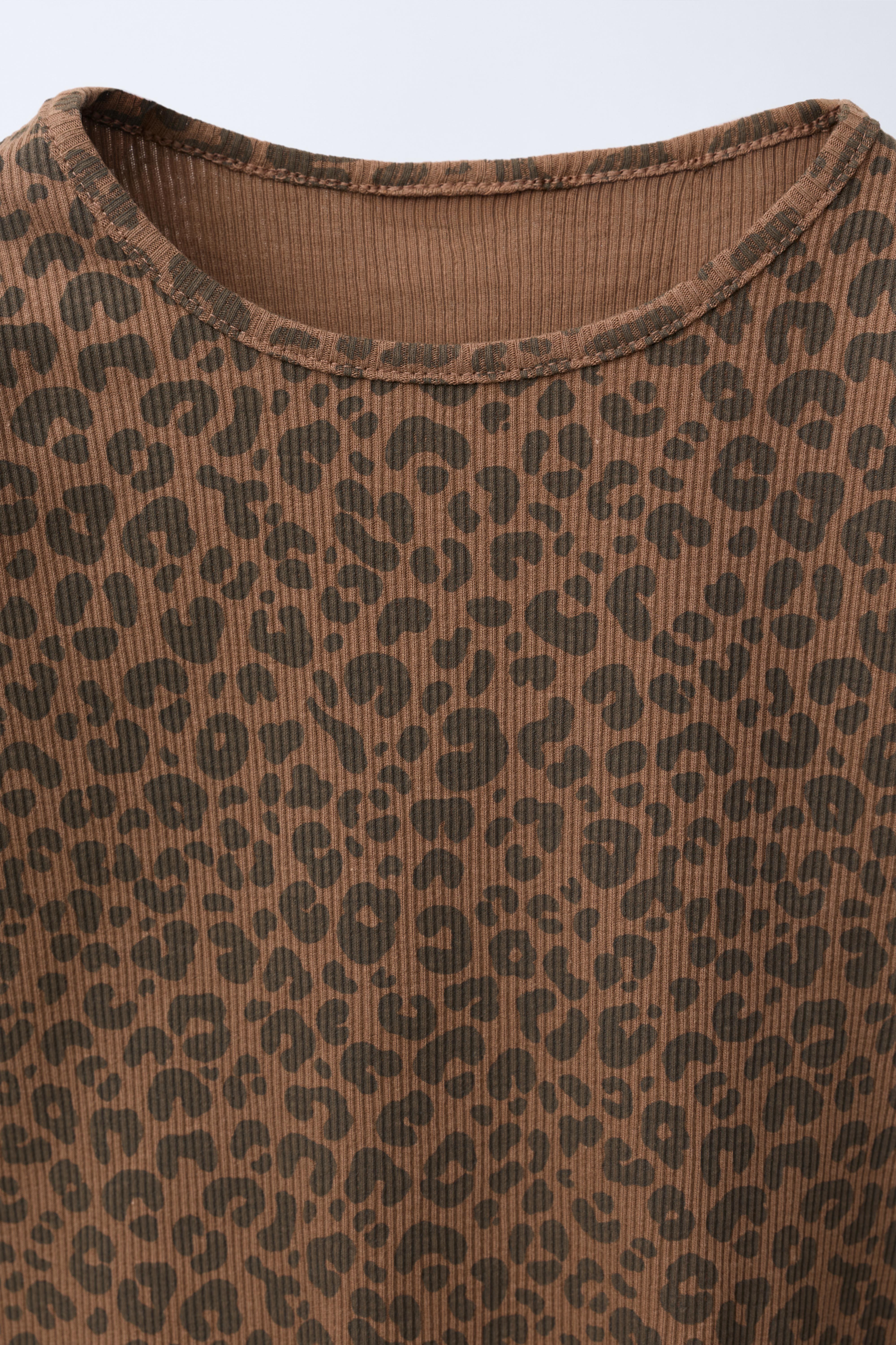 RIBBED T-SHIRT AND ANIMAL PRINT LEGGINGS SET