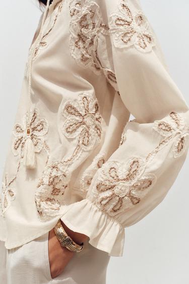 BLUSE MIT STRUKTURSTICKEREI - Cremefarben von Zara
