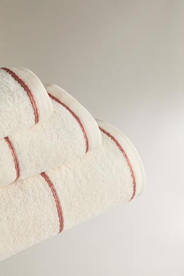 BATH TOWEL WITH CONTRAST PIPING - Light pink by Zara - Image 1