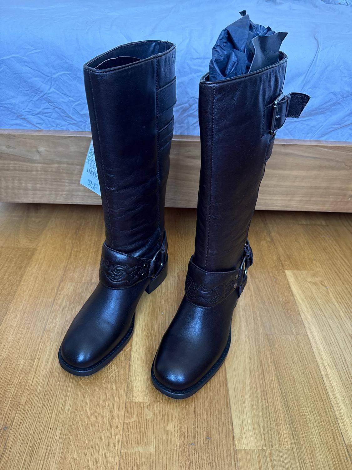 LEATHER FLAT EMBROIDERED BOOTS - Image 2
