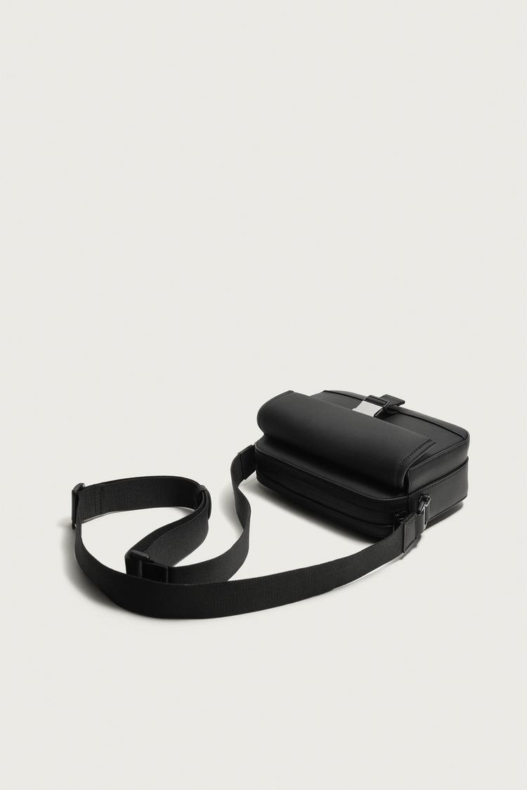 Bolsa cruzada de caucho con hebilla 4