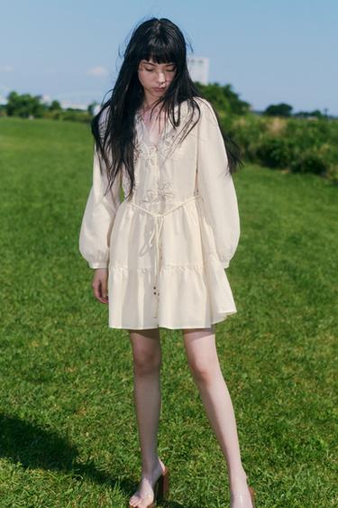 刺繍入りテクスチャー入り生地ワンピースエクリュZaraの刺繍入りテクスチャー入り生地ワンピース - エクリュ