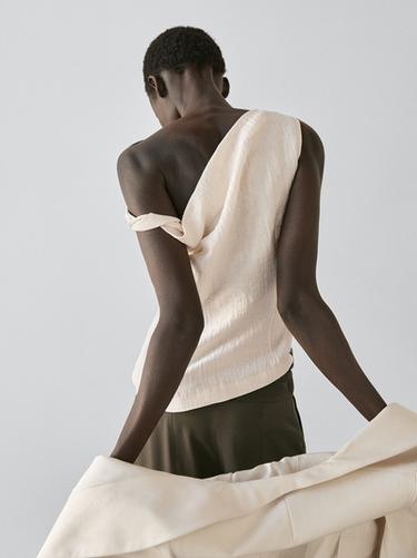 Top asimétrico detalle nudo - Beige de Zara
