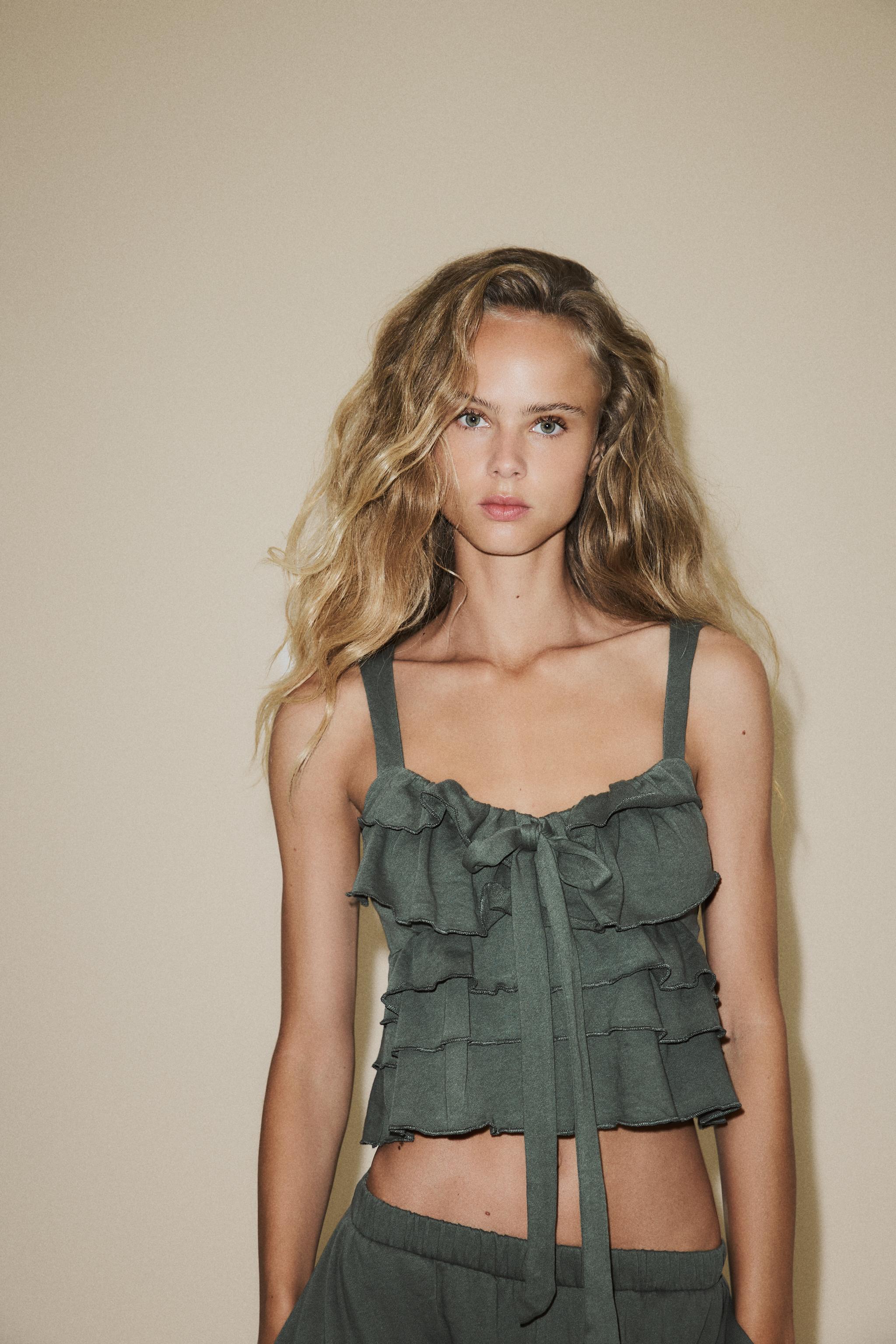 Ruffle Cut-Out Top 黒 Crush Frilled V-neck Top Black Online | Zimmermann