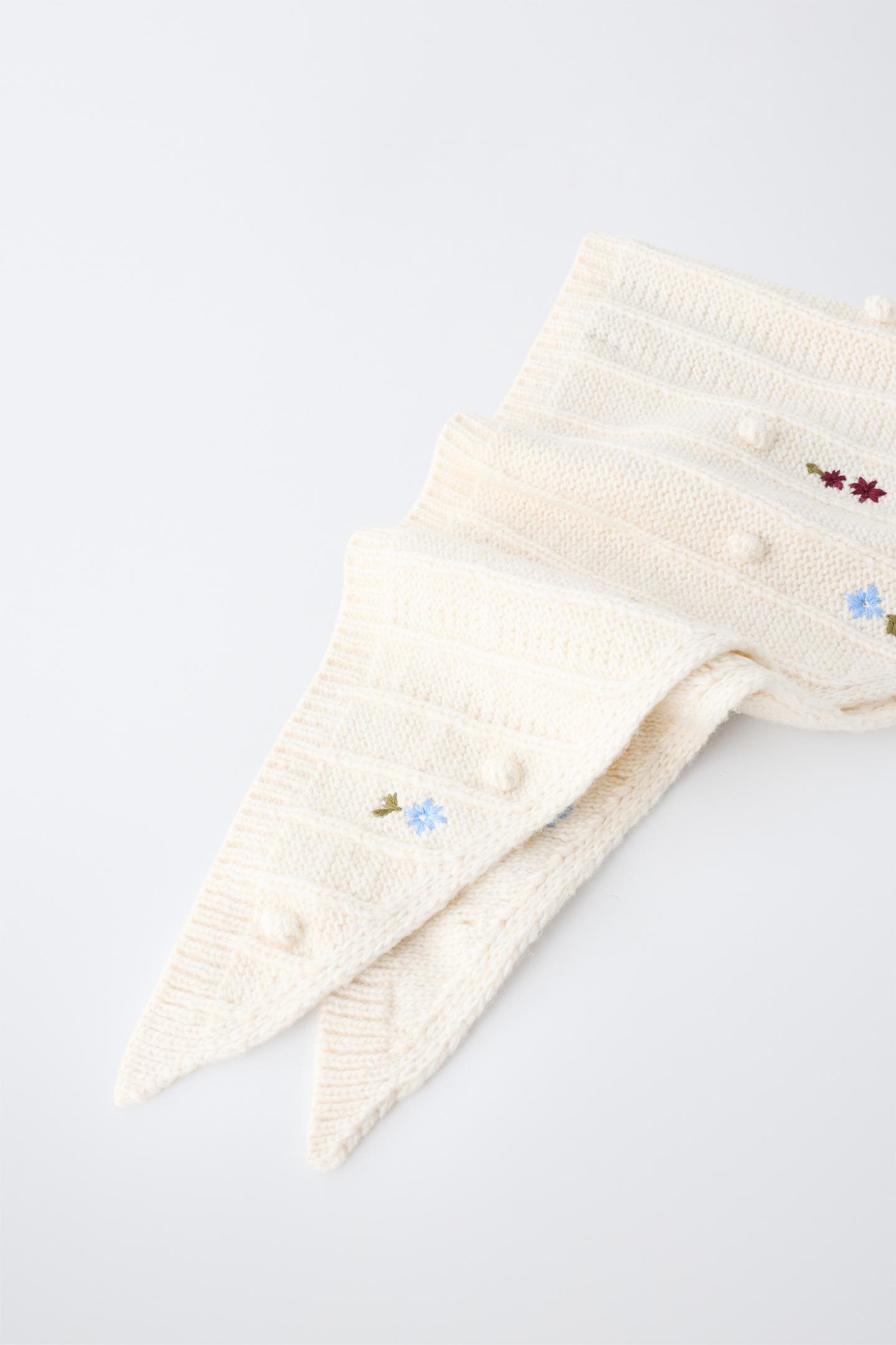 Детский шарф Zara Triangular Embroidered Flower with Pom-Poms, цвет: Экрю — фото 4