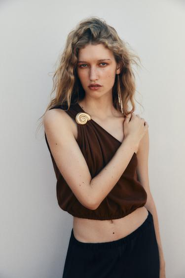 TOP PUNTO ASIMÉTRICO APLIQUE - Marrón de Zara