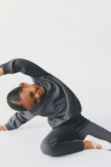 מכנסי טייץ עם טקסטורת בד וופל וקשירת תחרה - אנטרסיט של Zara