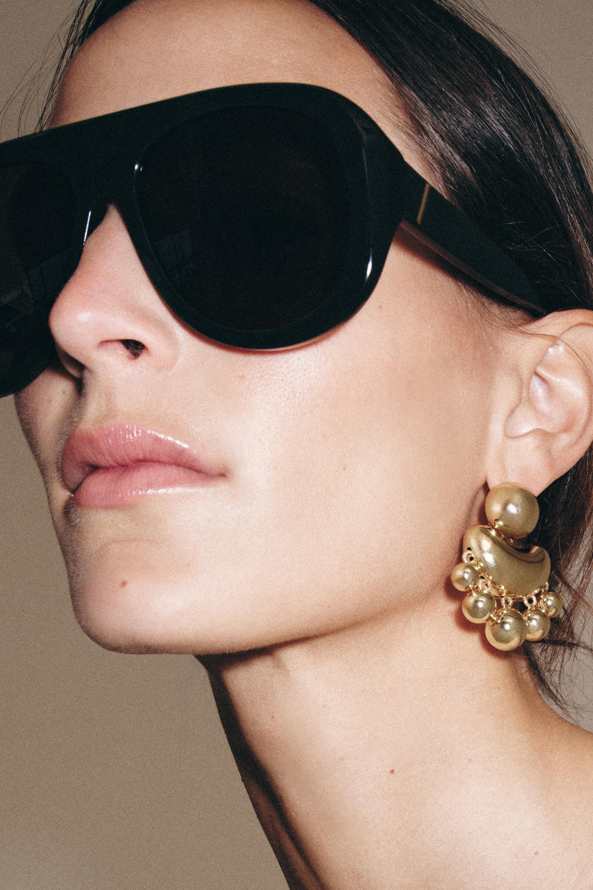 METAL EARRINGS WITH EMBOSSED PIECES — Golden
