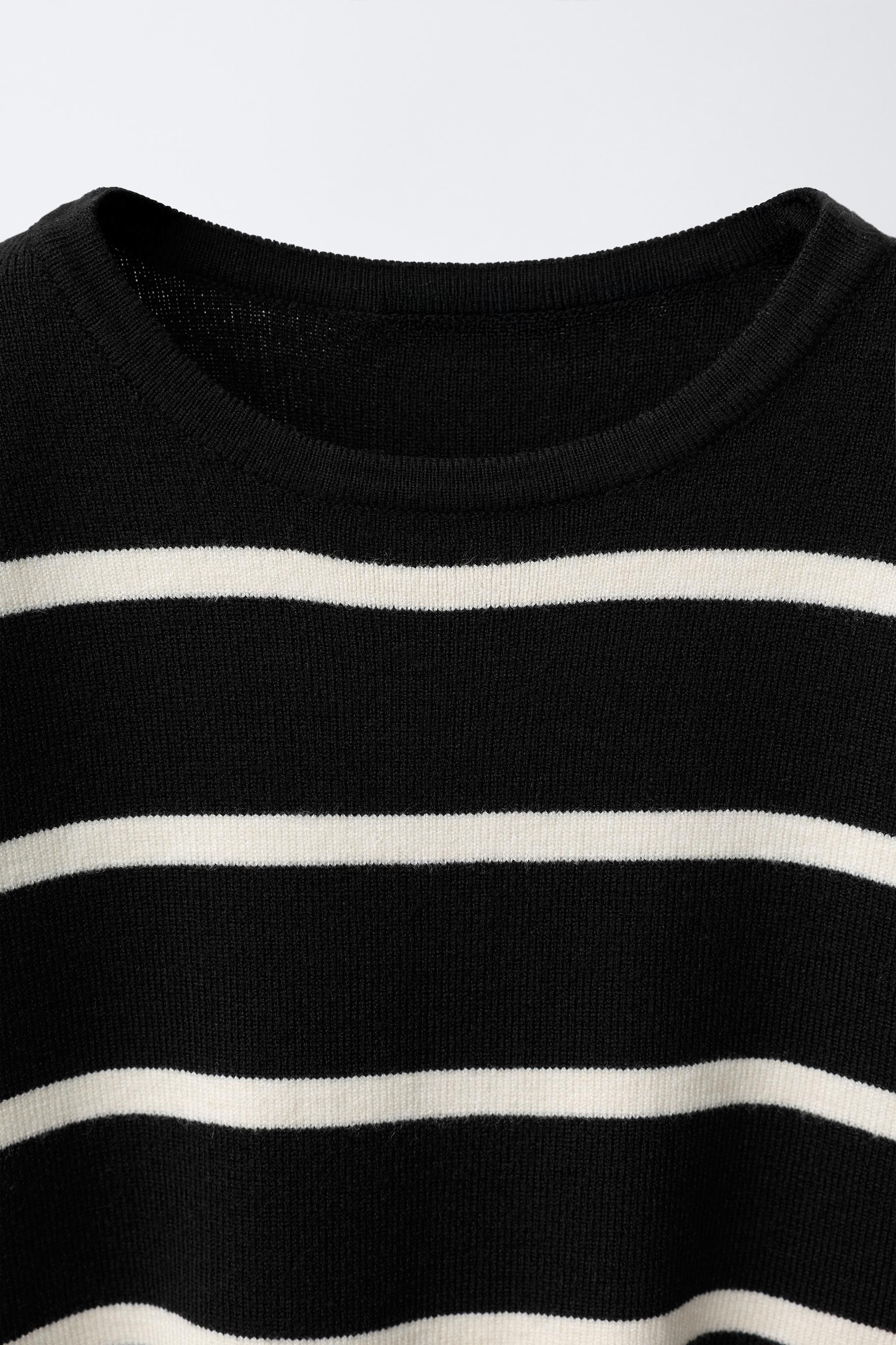 PULL EN MAILLE À RAYURES ET LACETS