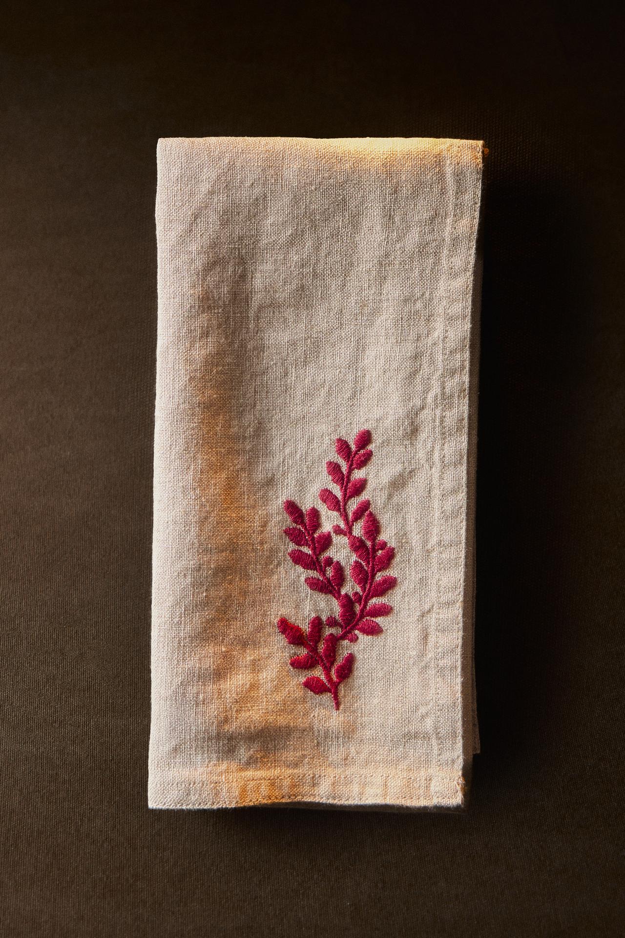 CHRISTMAS EMBROIDERED LINEN NAPKINS (PACK OF 2) — Red