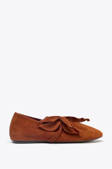 LEREN BALLERINA MET BLOEM - DONKER GEELBRUIN van Zara