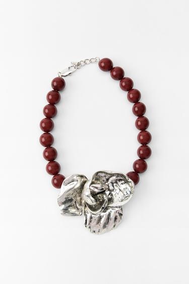 NÁHRDELNÍK S KULÍČKAMI A RELIÉFNÍ KVĚTINOU - Stříbrná od Zara