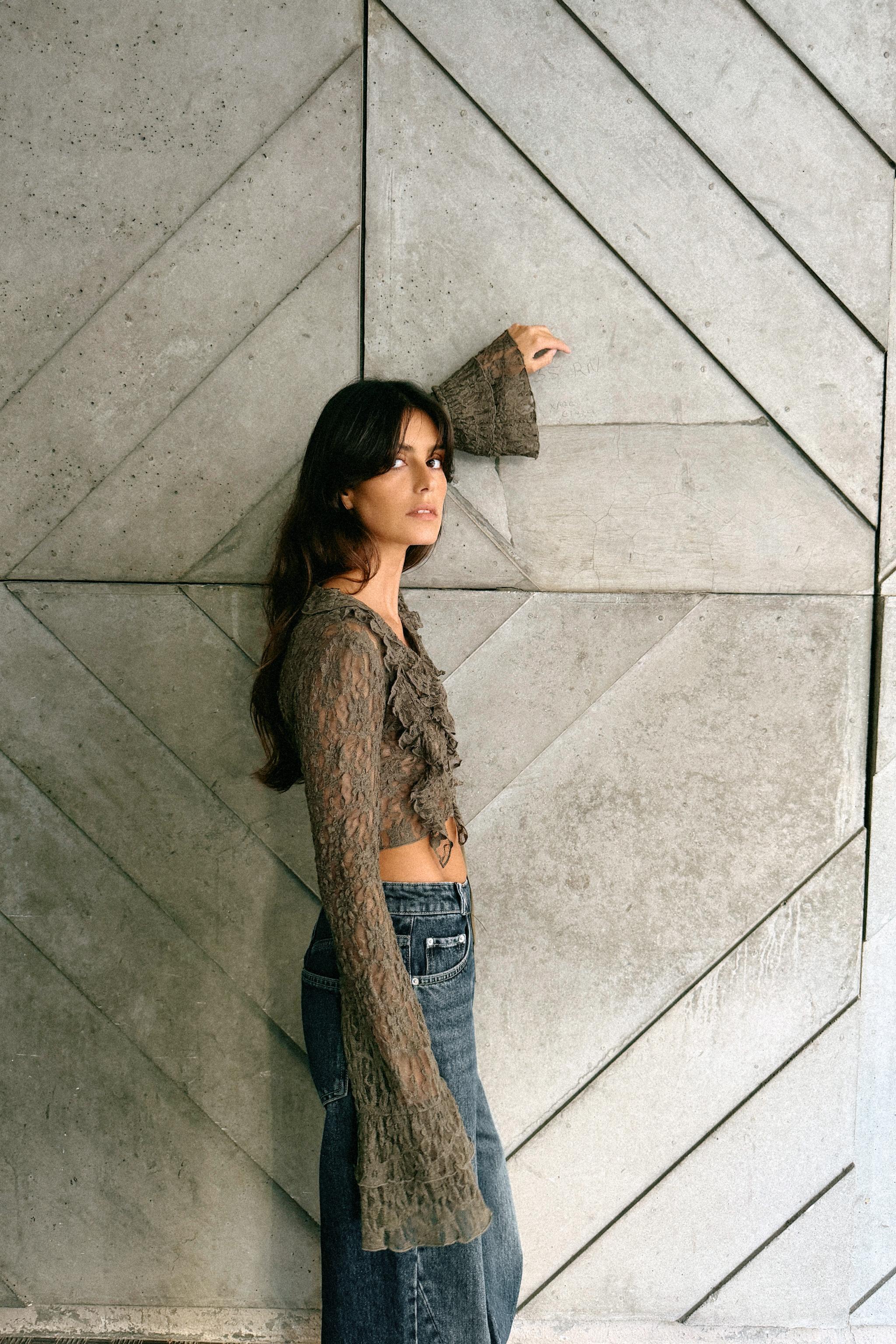 VESTE COURTE EN DENTELLE À VOLANTS