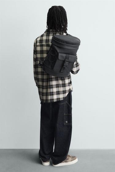 MOCHILA ENGOMADA - Negro de Zara - Imagen 0