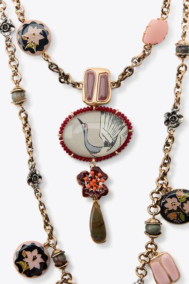 LOT DE 2 COLLIERS À MAILLONS ET BRELOQUES EN RÉSINE - Doré de Zara - Image 3