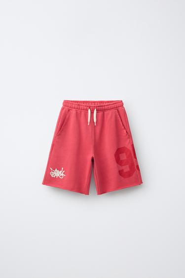 BERMUDASHORTS AUS JERSEY MIT NUMMER UND GRAFFITI - Kräftiges Rot von Zara