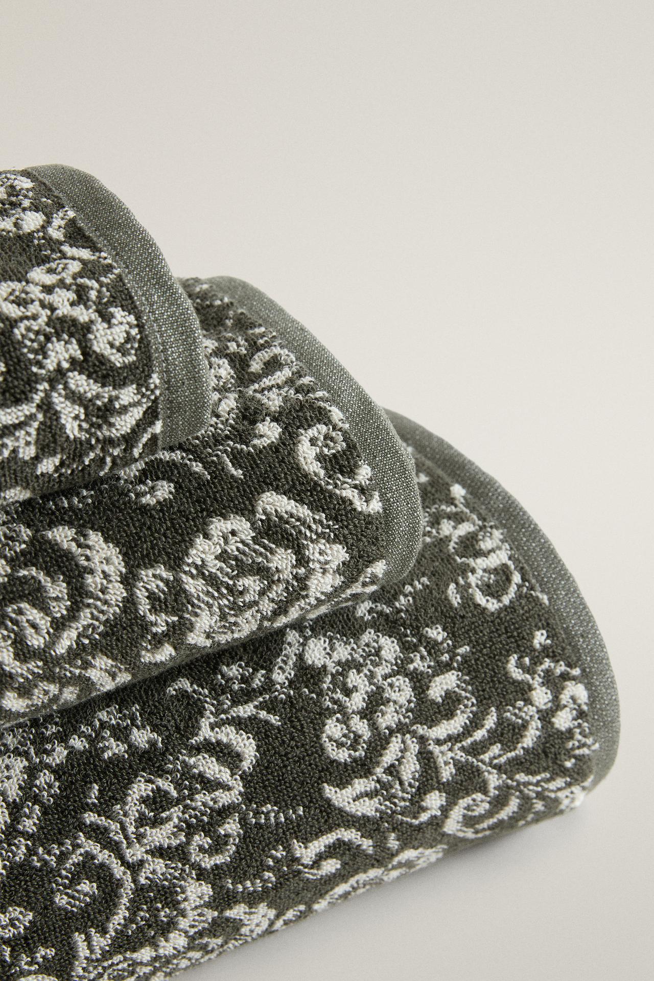 FLORAL JACQUARD TERRY BATH TOWEL — Dark green