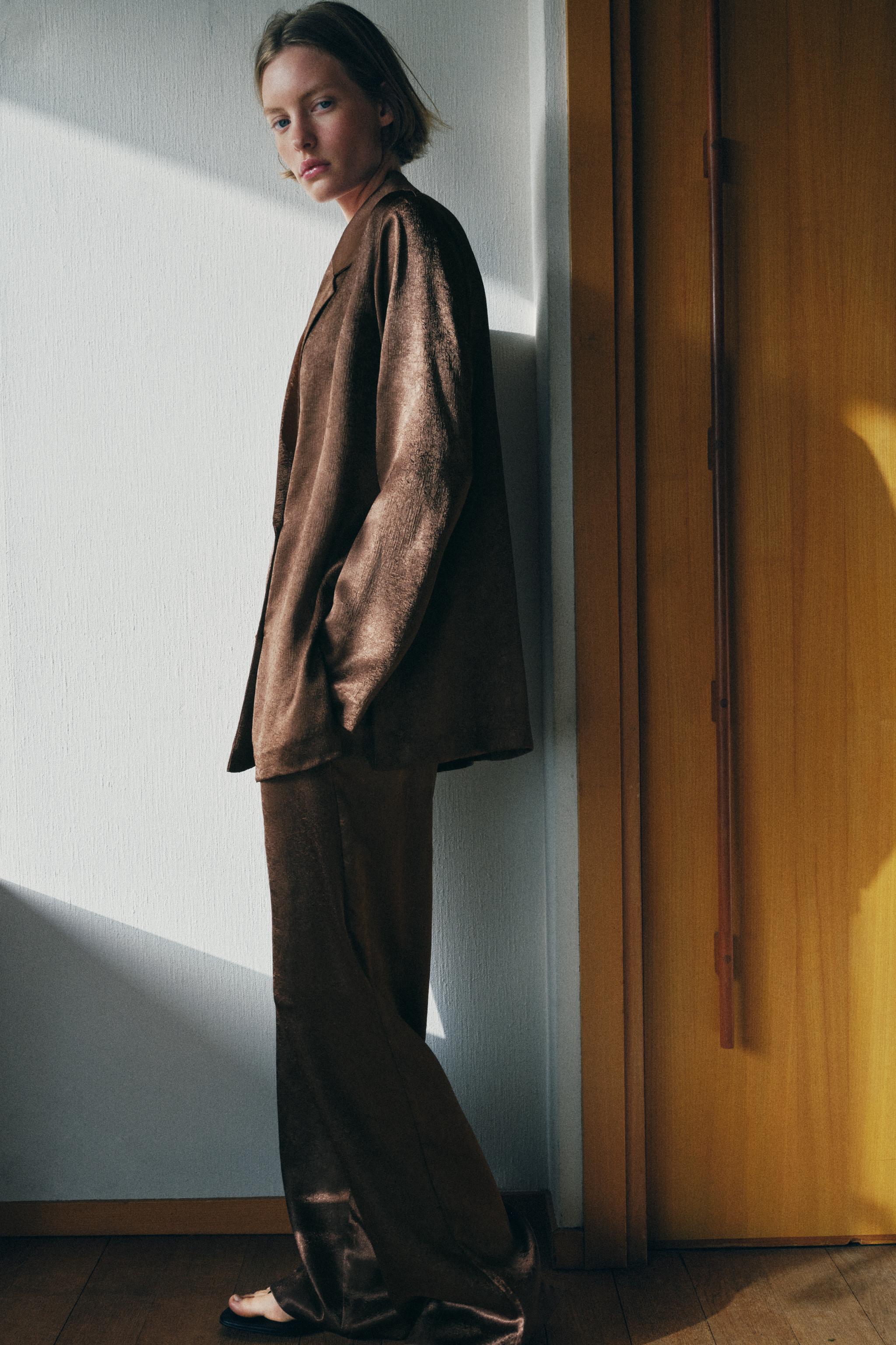 WRINKLE-LOOK FLOWY PANTS