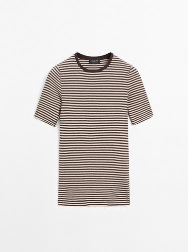 Camiseta rayas manga corta - Marrón de Zara