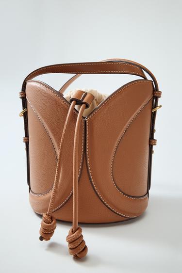 حقيبة ساكا صغيرة بغرزات - محمِر داكن by Zara