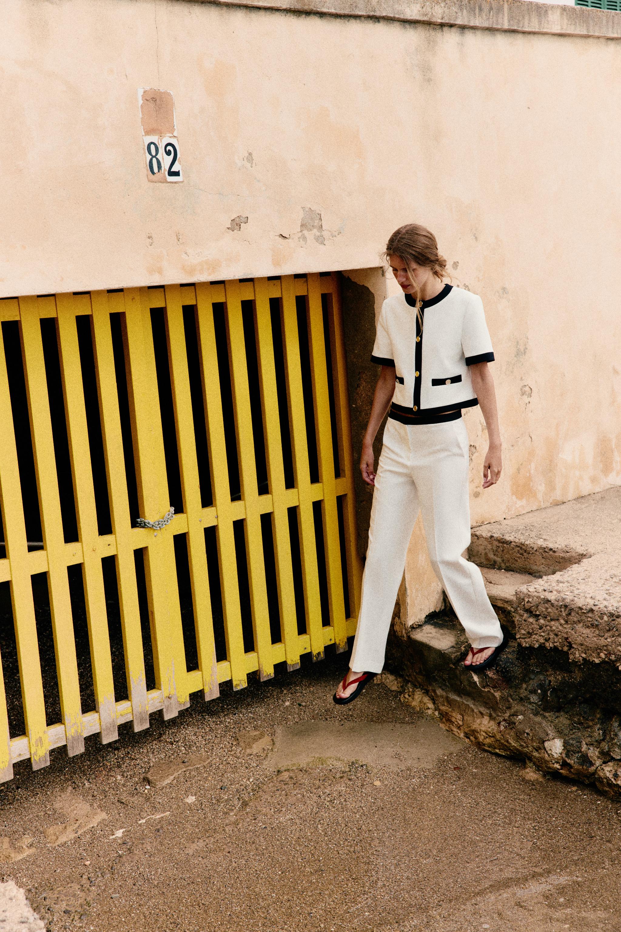 SHORT SLEEVE BLAZER WITH CONTRASTING PIPING