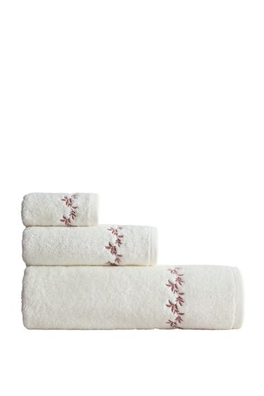 PLANT EMBROIDERY BATH TOWEL - وردي الخاص بـ Zara