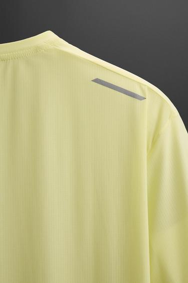 T-SHIRT TECHNIQUE LÉGER - Citron vert de Zara - Image 9