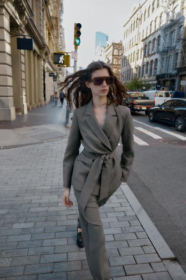 BLAZER MET SCHOUDERVULLING EN CEINTUUR - Taupe van Zara
