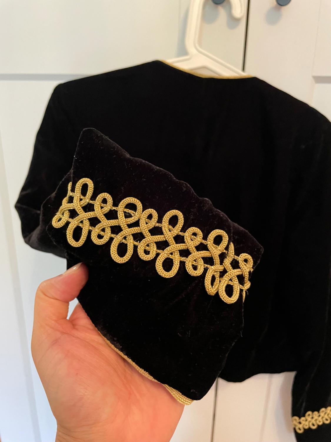 KURZER BLAZER AUS SAMT MIT GOLDENER BESTICKUNG - Image 3