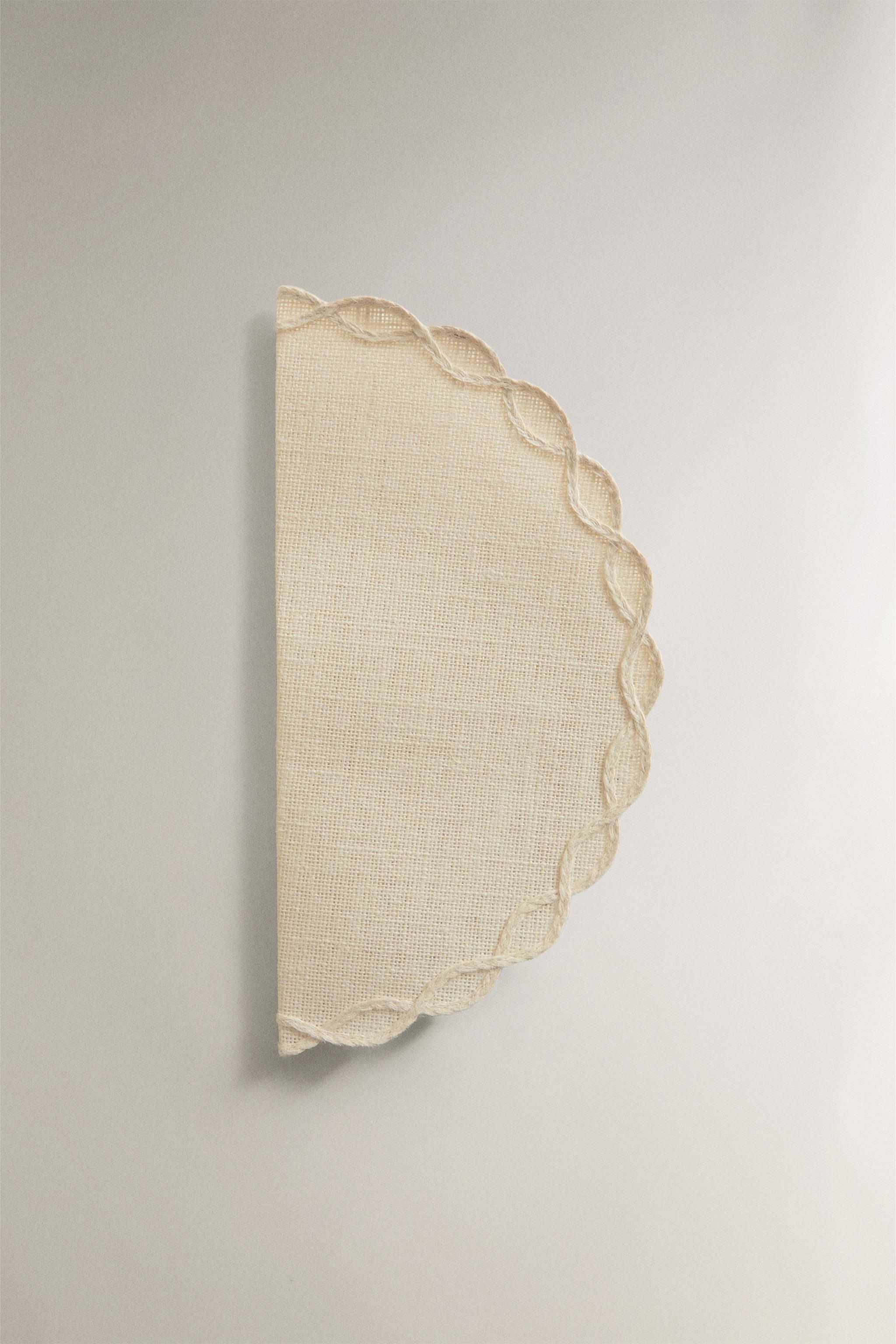 PLACEMAT WITH CHAIN DETAIL — Light beige