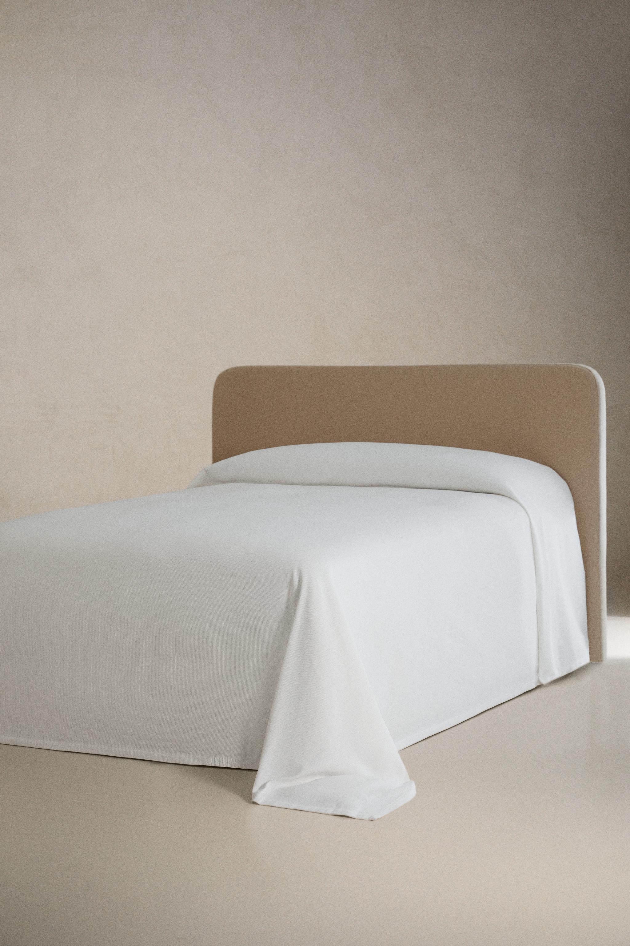 STRIPED BEDSPREAD — White