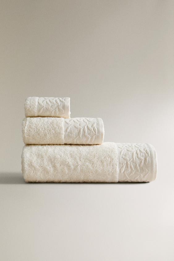 BATH TOWEL WITH FLORAL APPLIQU?? - Ivory | ZARA Canada